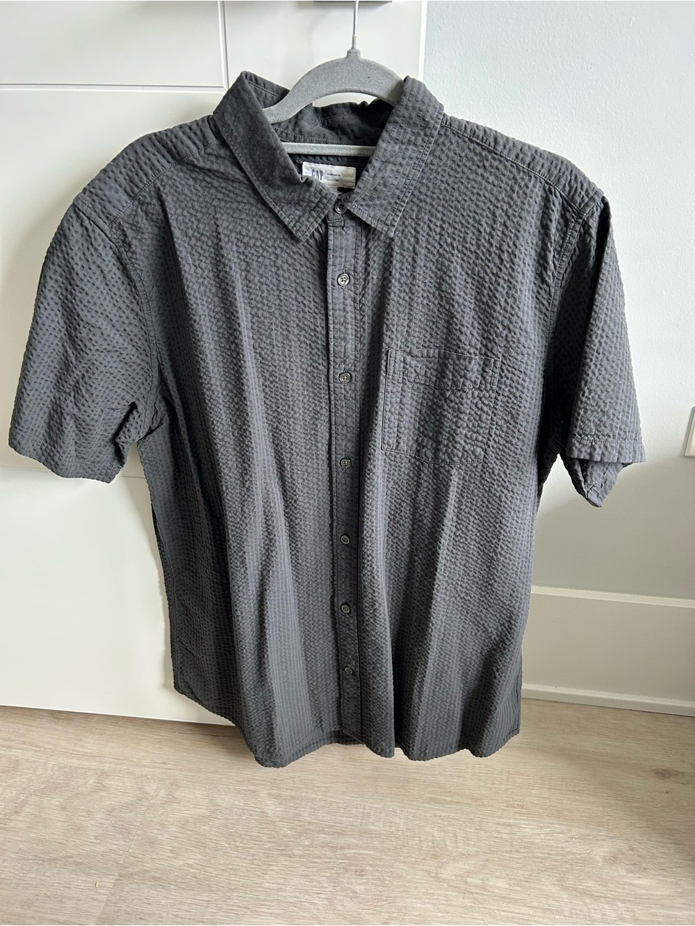 GAP Men's Dark Gray Short-Sleeve Textured Button-Down Shirt